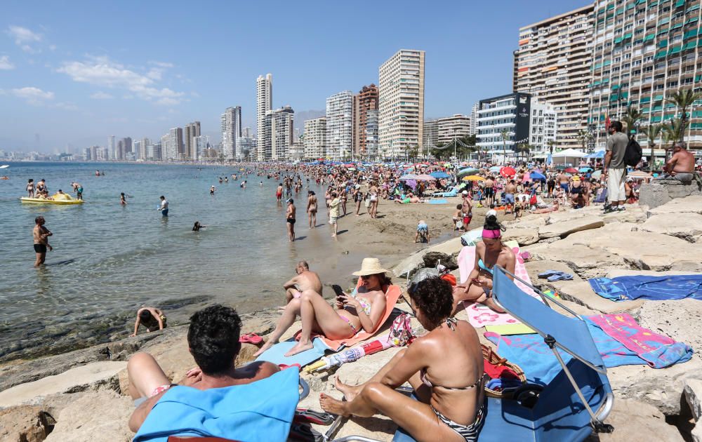 Los turistas aprovechan el buen tiempo del primer día de la Semana Santa