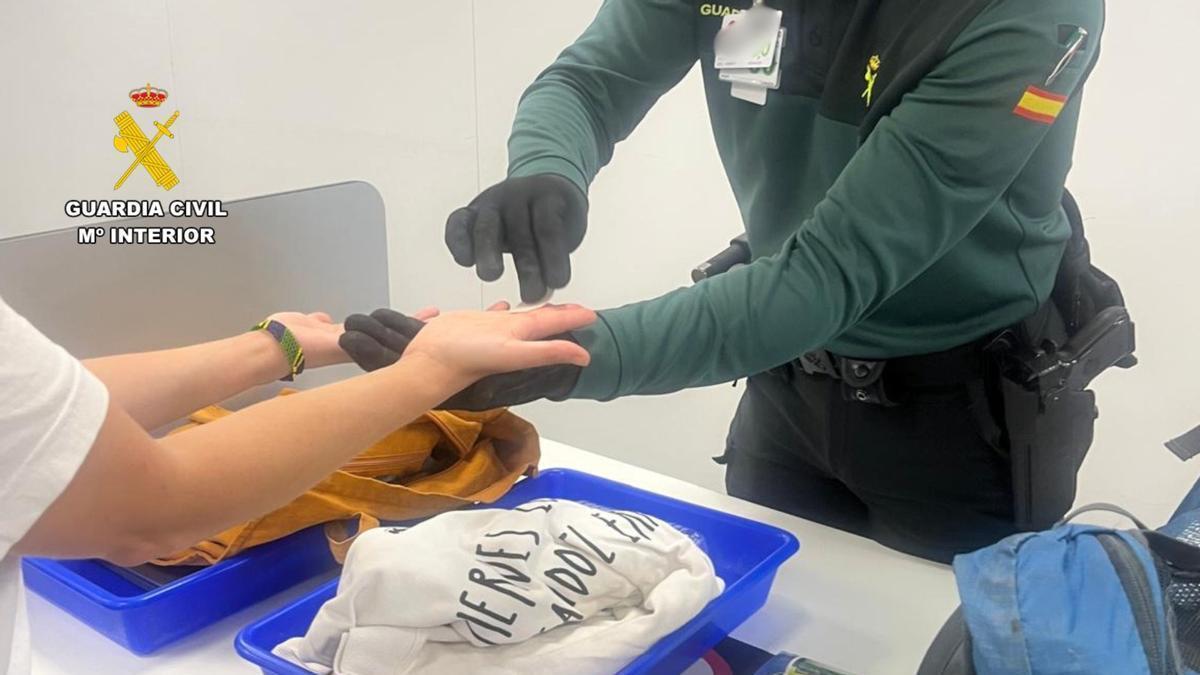Un agente de la Guardia Civil realiza un control en el aeropuerto de Zaragoza.