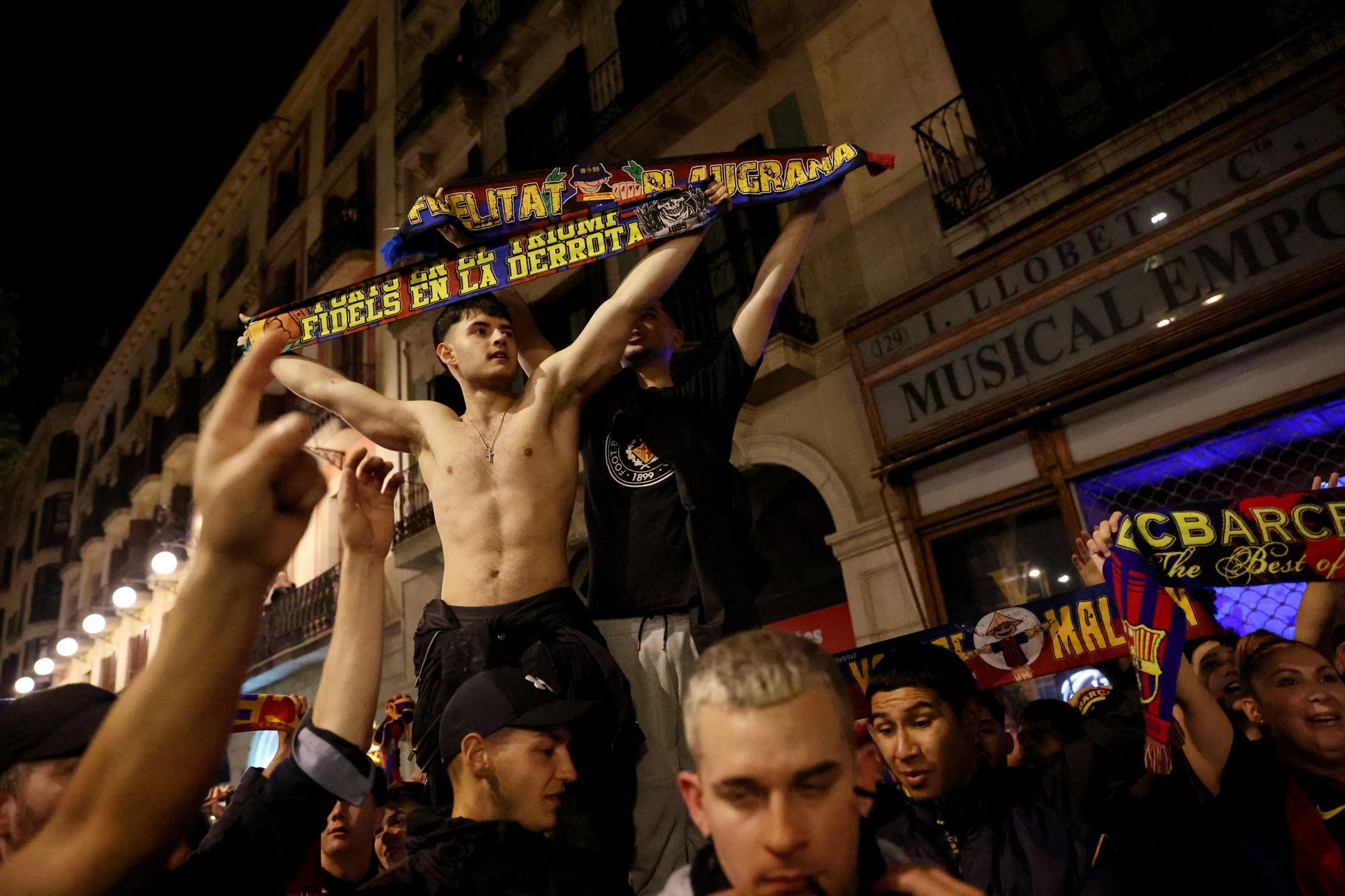 GALERIA | Els aficionats del Barça tornen a Canaletes per celebrar la Lliga