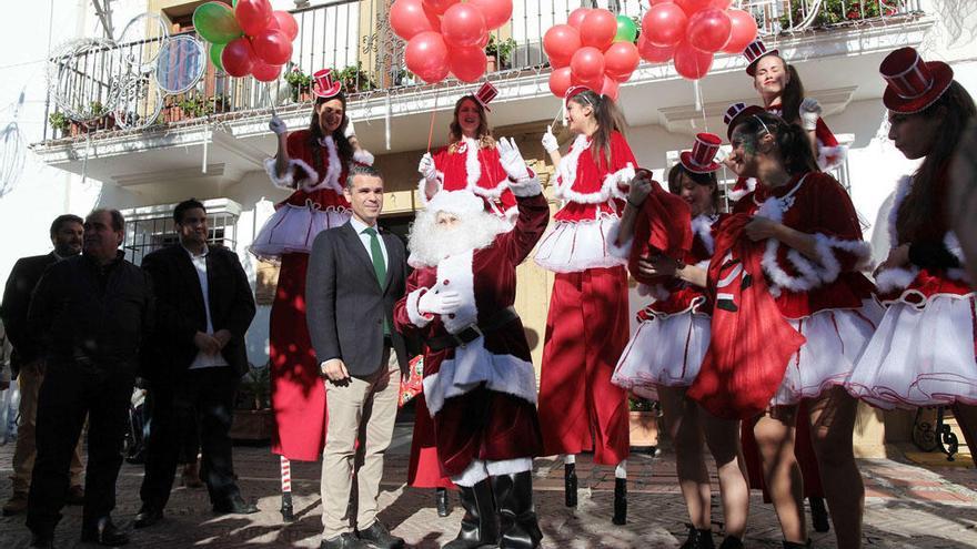 El alcalde, José Bernal, recibe a Papá Noel en el Ayuntamiento.