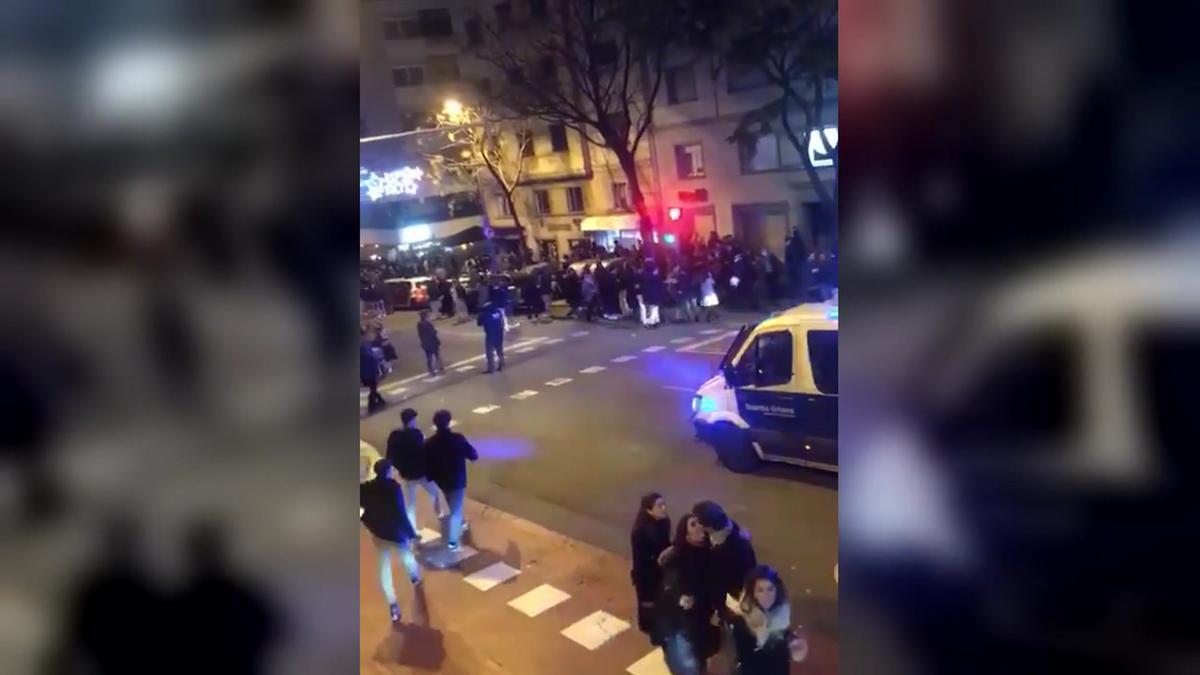 Desalojo de la calle de Mandri, en Barcelona, la noche del 25 de diciembre