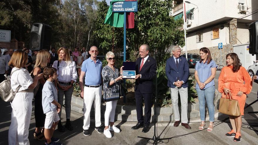 El alcalde presidió el acto de descubrimiento de la placa de la nueva glorieta.