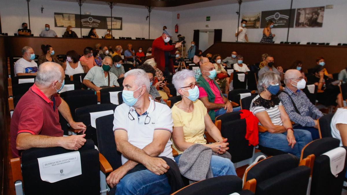 Público asistente a la charla organizada por el Faiado da Memoria en el Salón García