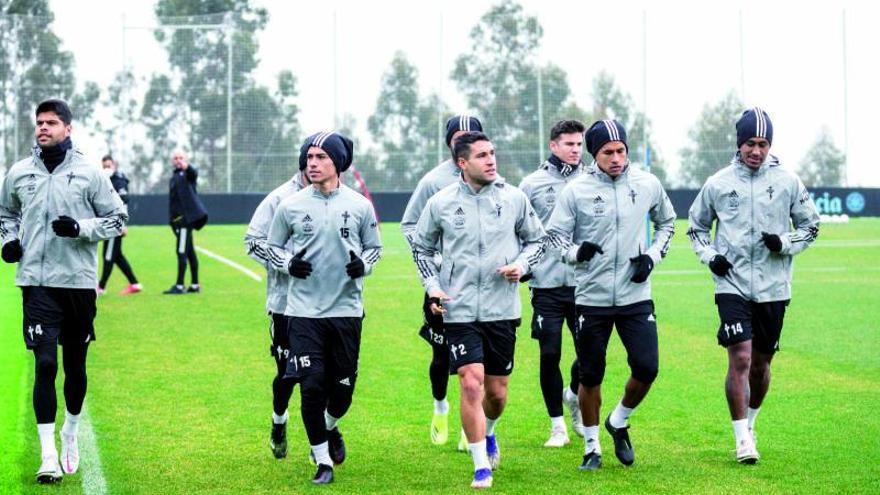 Lucas Olaza, segundo por la izquierda en cabeza de grupo, trota sobre el césped durante el entrenamiento matinal de ayer en la ciudad deportiva de Pereiras. |  // RC CELTA