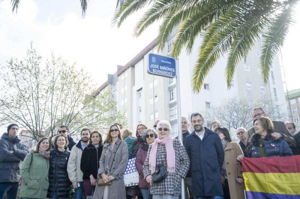 El diputado durante la Segunda República por A Coruña fue asesinado en el Campo da Rata en el golpe militar del 36. En el acto estuvo presente su hija, entre otros familiares, el alcalde y la CRMH.