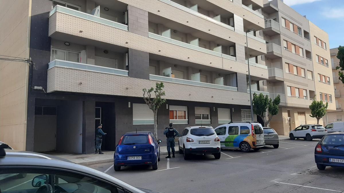 Los efectivos de la Benemérita dan apoyo a una compañía eléctrica para cortar el suministro de un edificio.