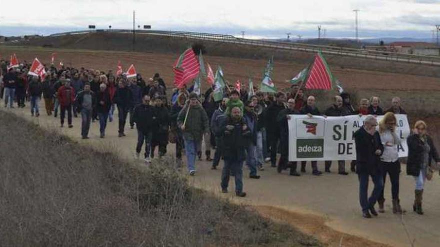 Cientos de personas y diversas organizaciones sindicales y políticas apoyaron la manifestación celebrada ayer en Barcial del Barco.