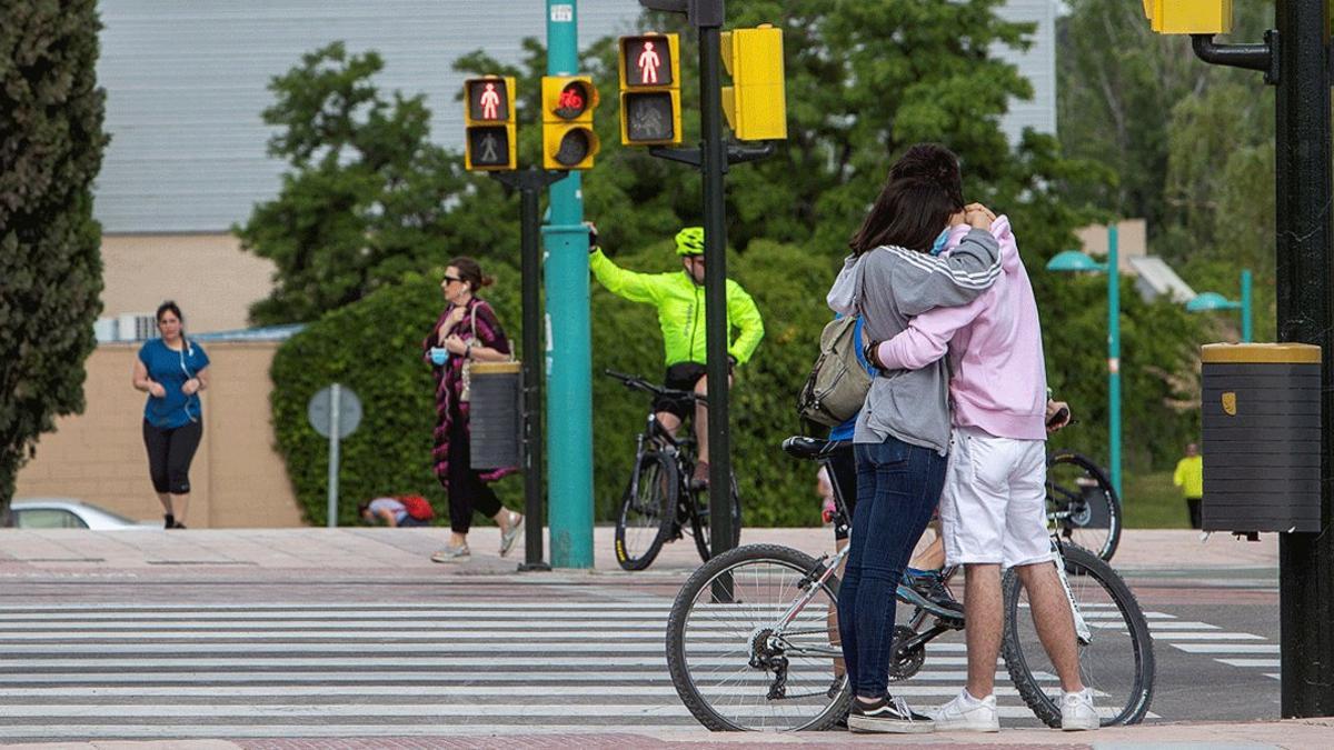 Una pareja se abraza en una calle en Zaragoza, el viernes 8 de mayo, aún en la fase 0 de la desescalada