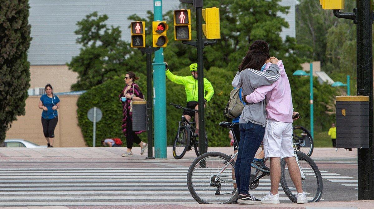 Una pareja se abraza en una calle en Zaragoza, el viernes 8 de mayo, aún en la fase 0 de la desescalada.