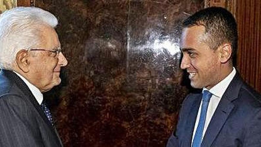 Mattarella i Di Maio se saluden abans de la seva reunió