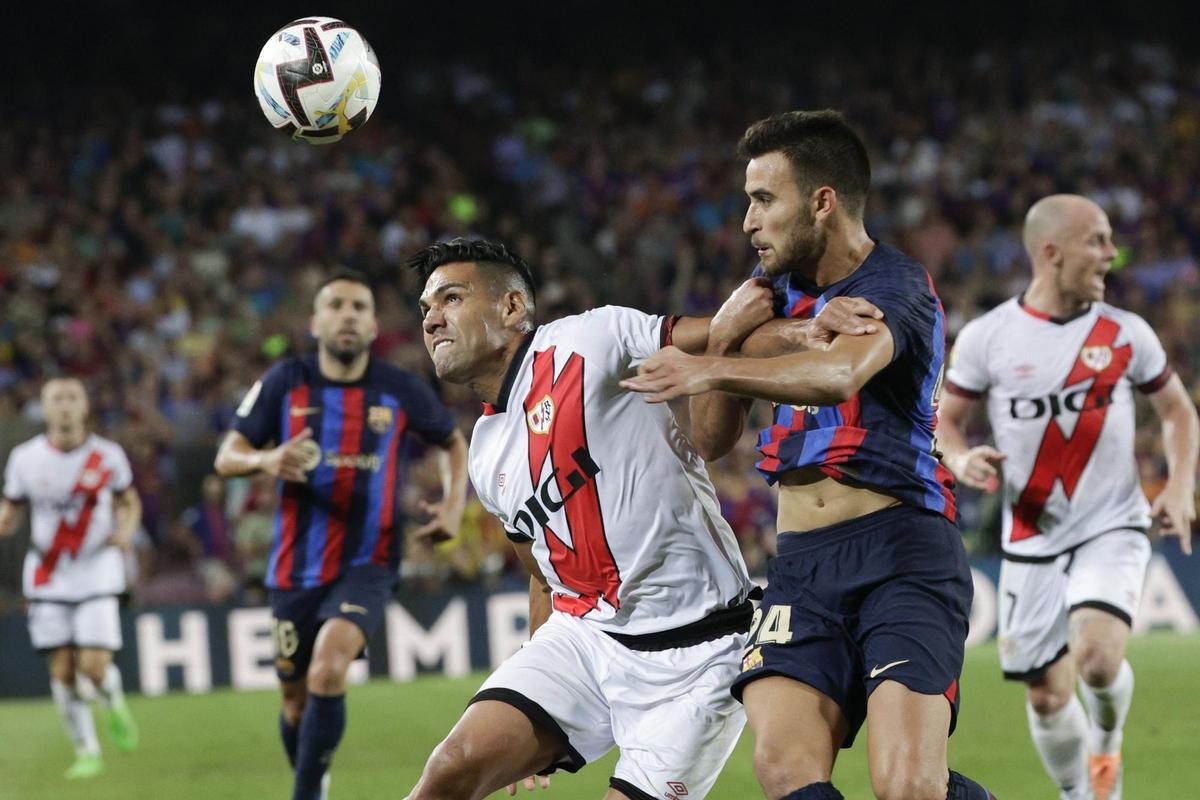 BARCELONA, 13/08/2022.- El delantero colombiano del Rayo Vallecano Radamel Falcao (i) lucha con el defensa del FC Barcelona Eric García, durante el partido correspondiente a la primera jornada de LaLiga que FC Barcelona y Rayo Vallecano disputan hoy sábado en el Camp Nou, en Barcelona. EFE/Quique García