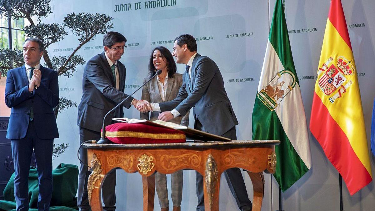 Juanma Moreno, con Elías Bendodo, Juan Marín y Marta Bosquet, en la toma de posesión de los consejeros de su Gobierno.