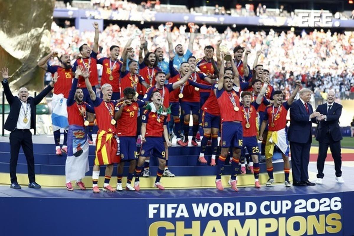 Rodri Hernández levanta el trofeo de la Copa del Mundo ante Donald Trump, a la derecha de la imagen.