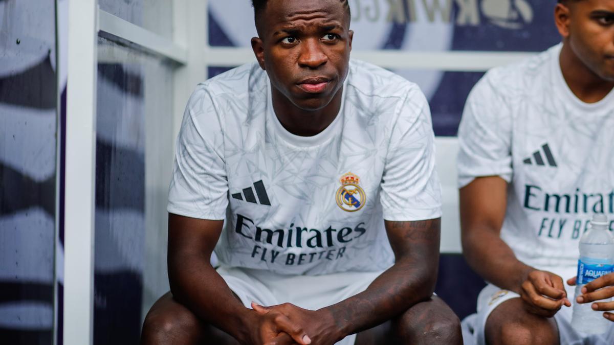 Vinicius Junior observa desde el banquillo el partido de pretemporada ante el Barcelona en New Jersey