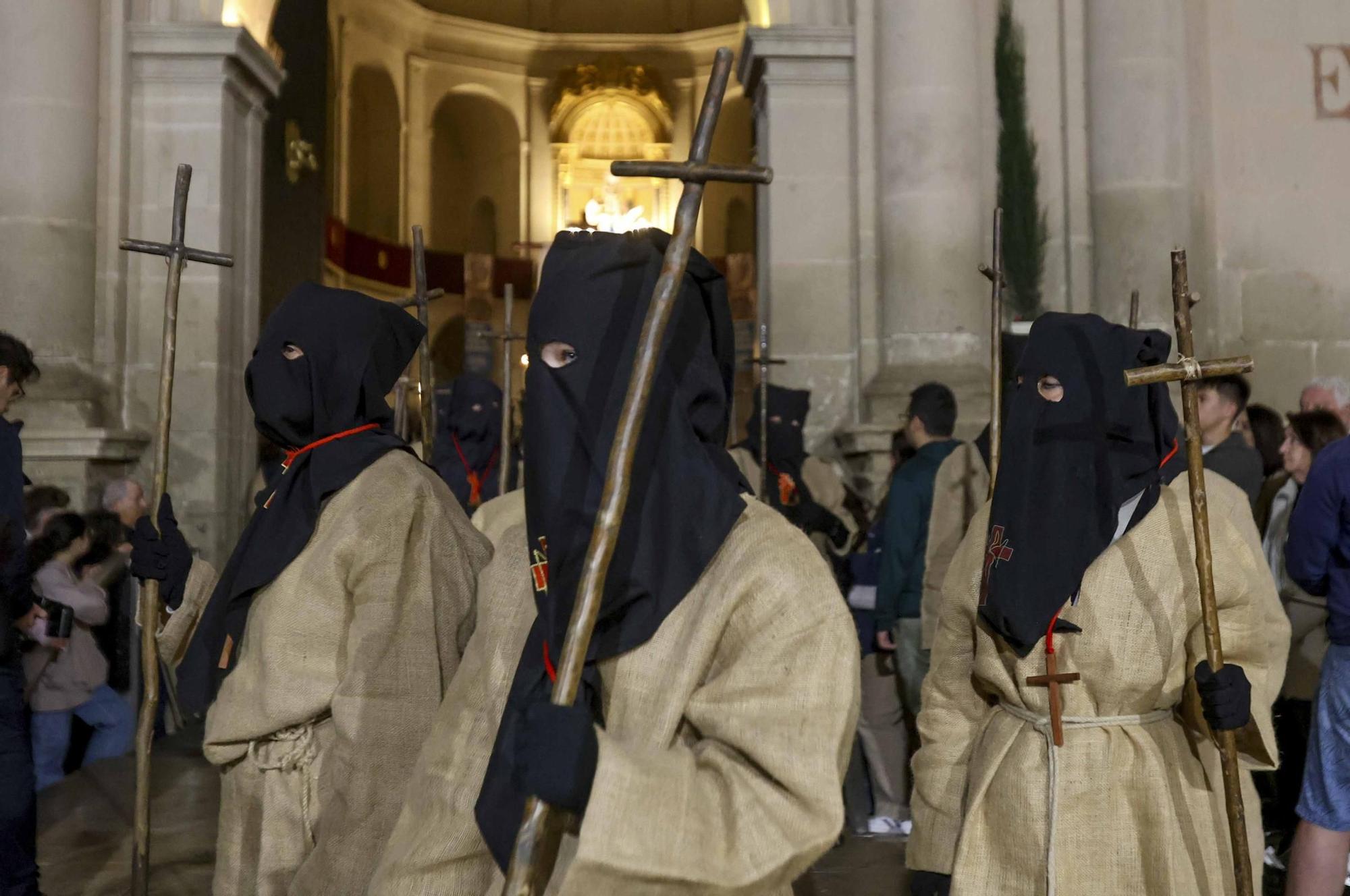 La Hermandad Penitencial del Perdón protagoniza una de las procesiones más sobrecogedoras de la Semana Santa de Alicante
