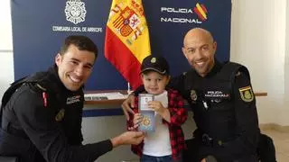 Dos agentes de la Policía Nacional salvan la vida a un niño de 3 años en un restaurante de Lanzarote