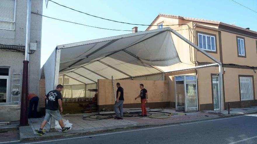 Colocación de las carpas para la Festa do Tinto Barrantes en Ribadumia. // Noé Parga