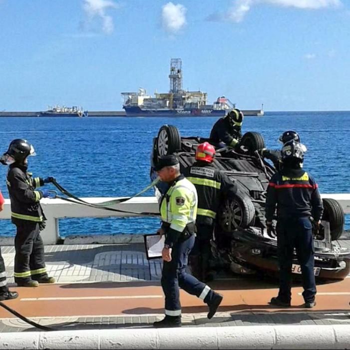 Un coche vuelca en la Avenida Marítima y cae al paseo