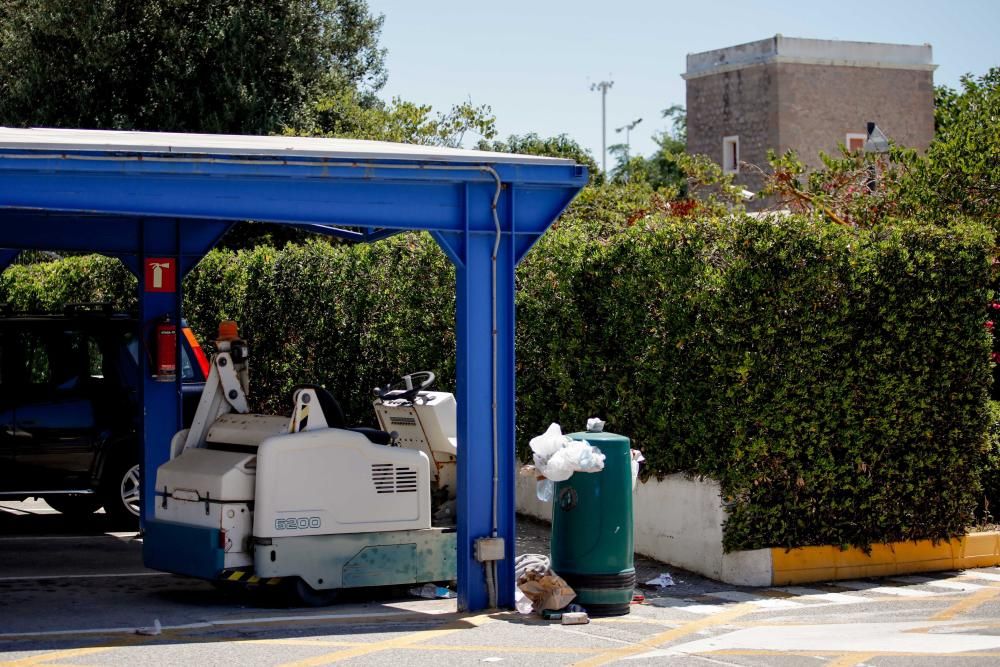 Acumulación de basura y falta de mantenimiento en el aeropuerto de Ibiza