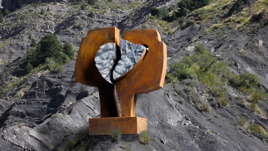 El escultor Carlos Ciriza participa en un homenaje a las víctimas de la tragedia de Germanwings