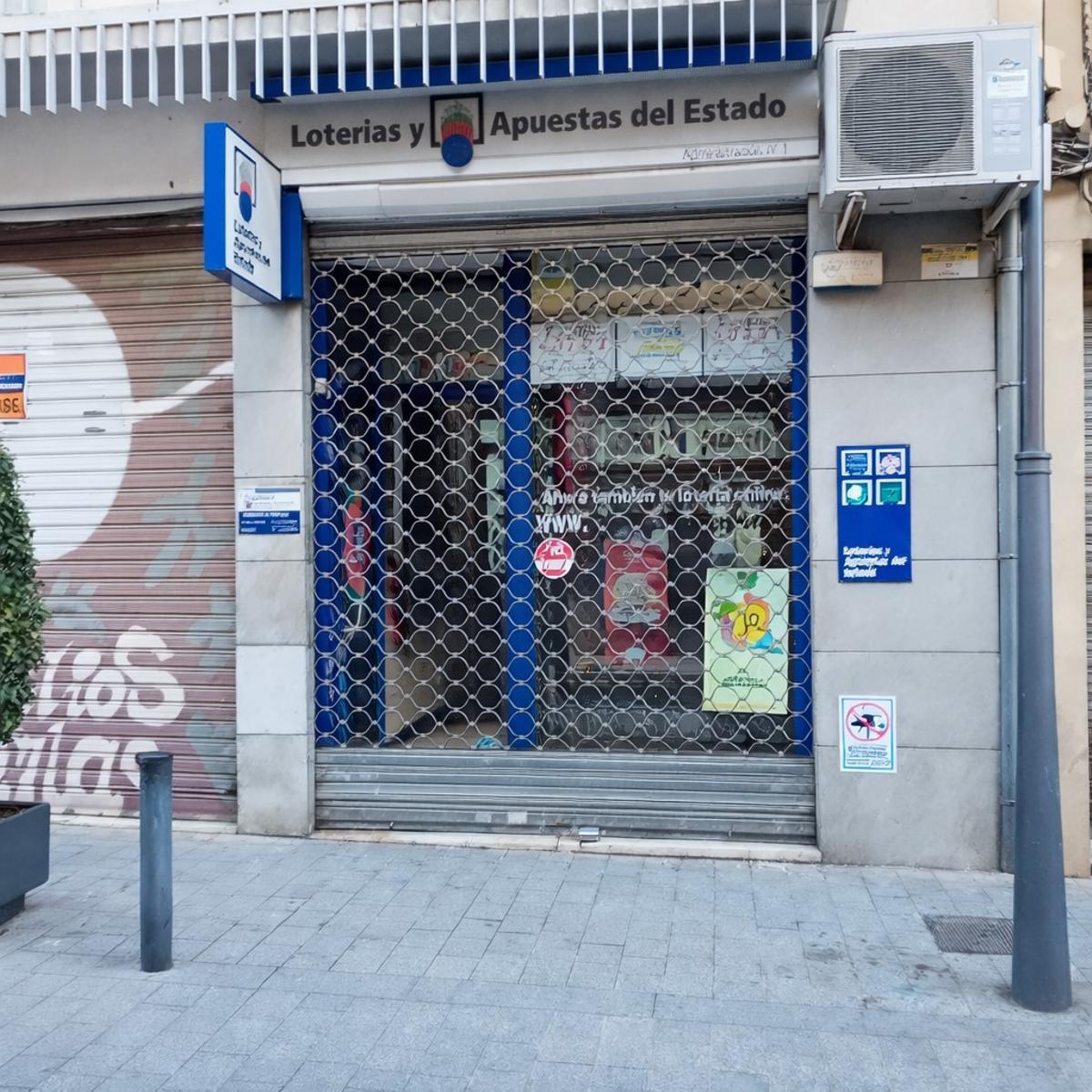Administración de lotería número 1  de San Vicente, cerrada, poco después de que saliera el quinto premio