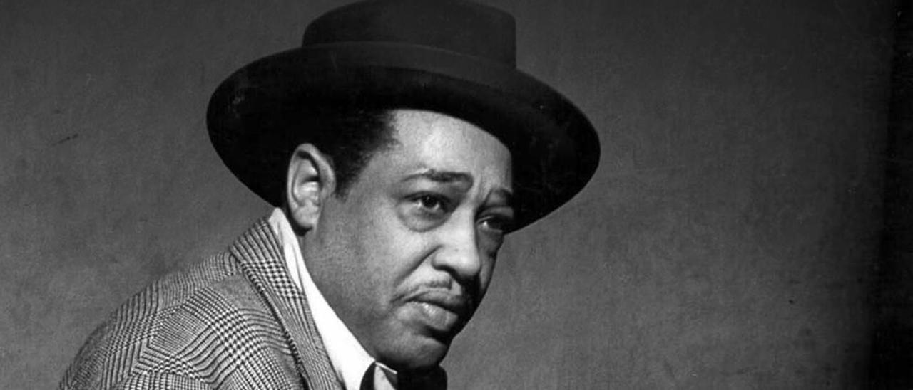 Duke Ellington,  al piano.