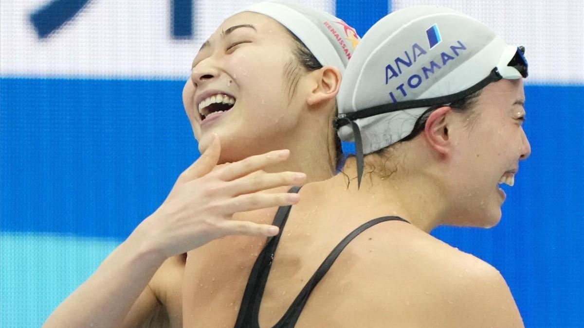 Rikako Ikee, izquierda, celebra con otra nadadora su triunfo en la final femenina de 100 metros estilo libre durante el Campeonato Nacional de Natación