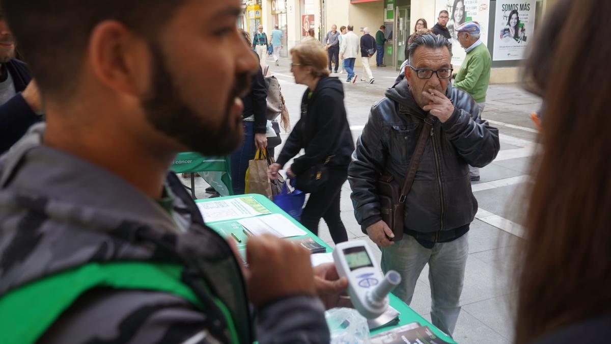 Un fumador se acerca a hacerse la cooximetría