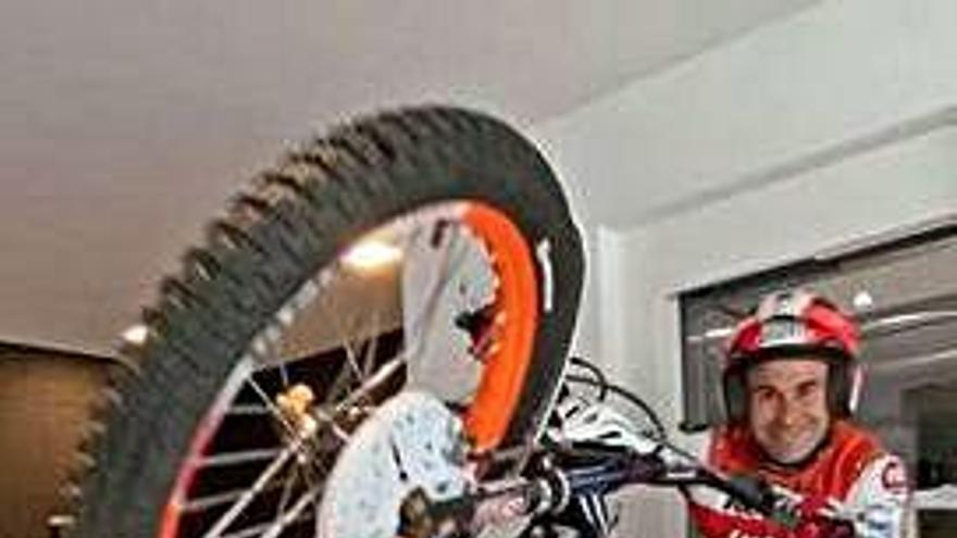 Toni Bou va simular uns exercicis amb la moto a casa per a un vídeo promocional en temps de confinament