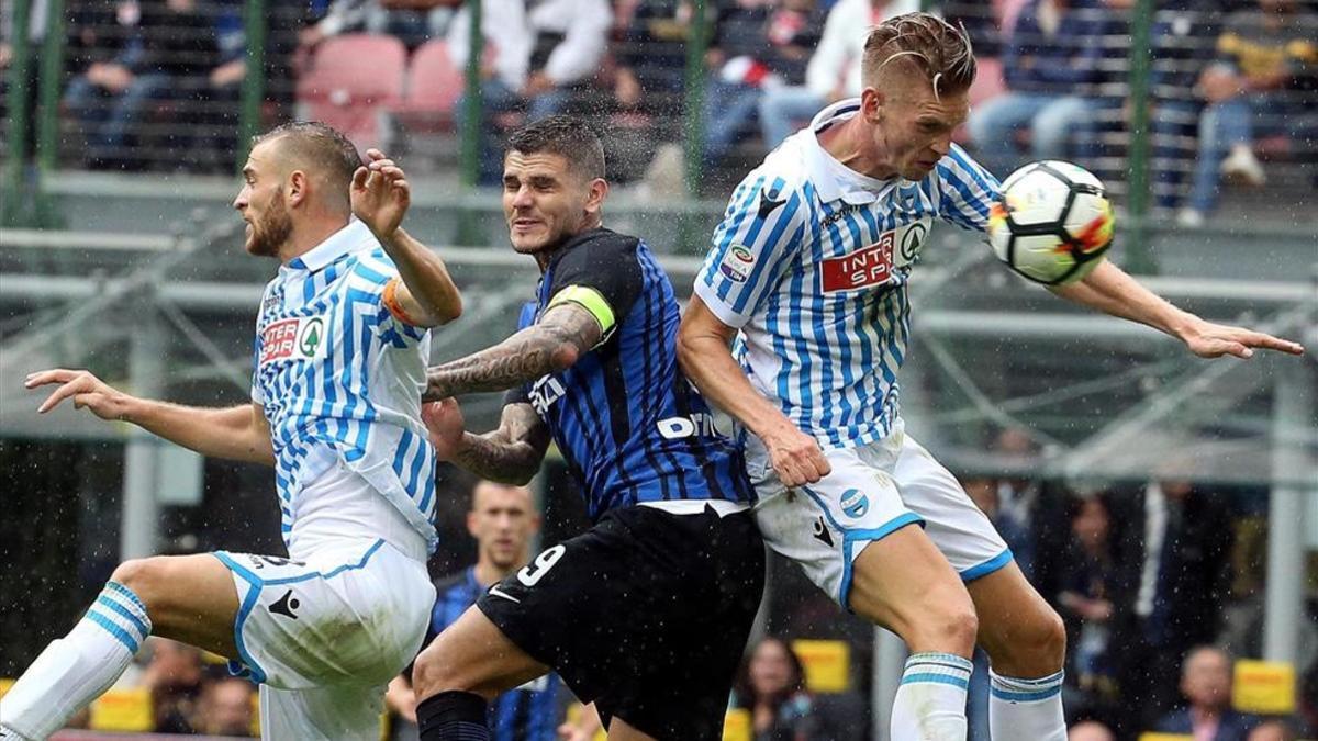 Icardi, entre dos defensores del Spal, fue el autor del primer tanto