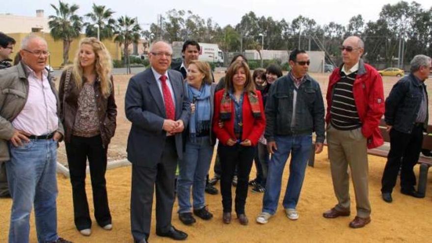 El alcalde inauguró ayer el huerto urbano.