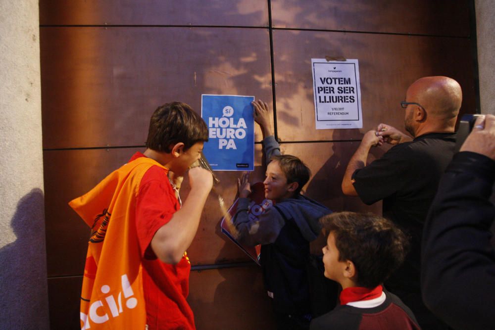 Enganxada de cartells a Girona a favor del referèndum