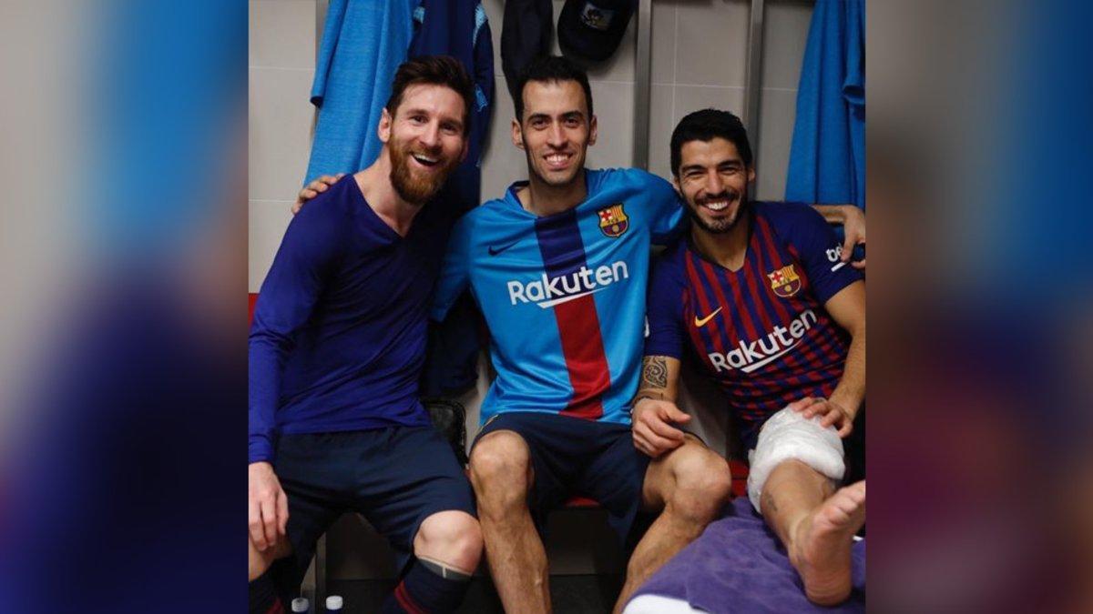 Busquets, en el centro de la imagen, junto a Messi y Suárez