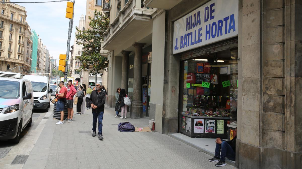 Una sabateria de disseny ocupa el local de la centenària papereria jubilada a la Via Laietana de Barcelona