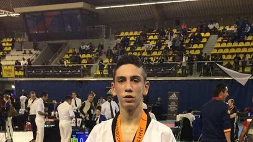 Daniel Lucena posa con su oro.