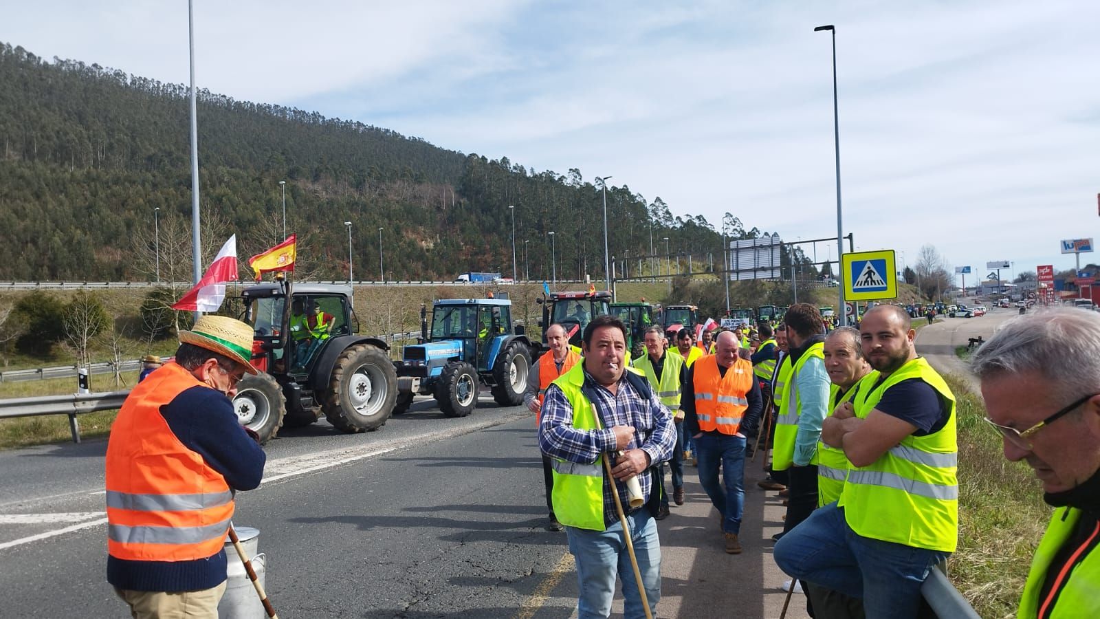 Tractorada en Asturias: el campo sale a protestar por diversas carreteras de la región