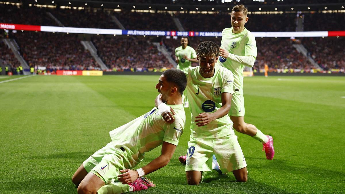 Ferran Torres y Lamine Yamal celebran con Fermín el primer gol del Barça en el Metropolitano.