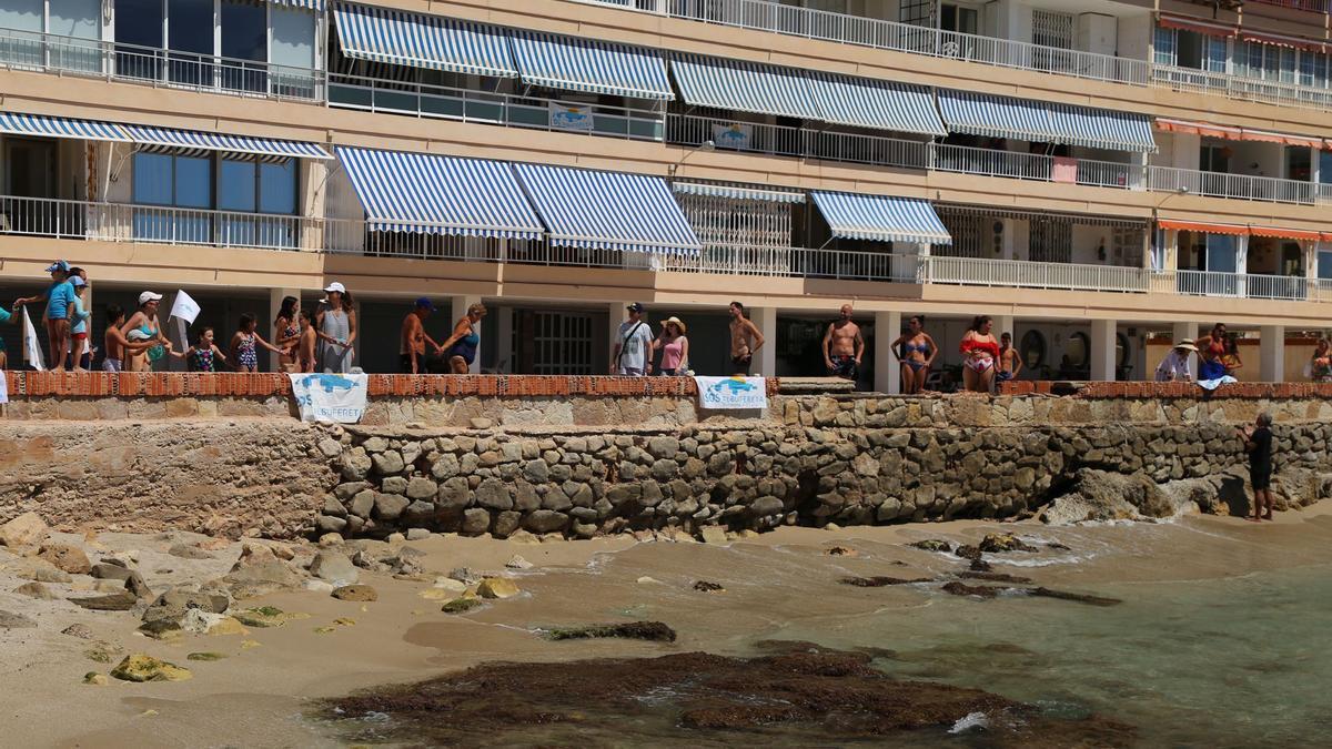 Pancartas en la zona de la Albufereta en protesta de la situación, en imagen de archivo.