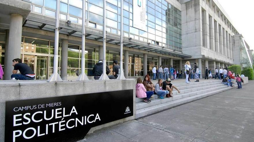 Alumnos en el exterior del edificio del campus de Mieres.