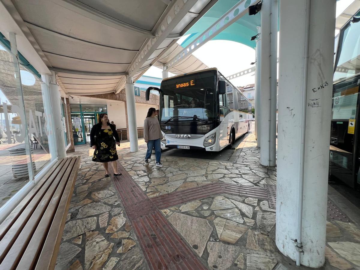 La alcaldesa de Cangas en la estación el año pasado cuando se puso en marcha el refuerzo del bus a las playas.