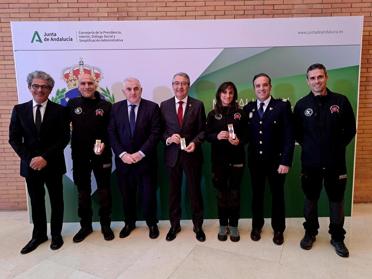 El presidente de la Diputación de Málaga, Francisco Salado, en el centro, con la distinción.