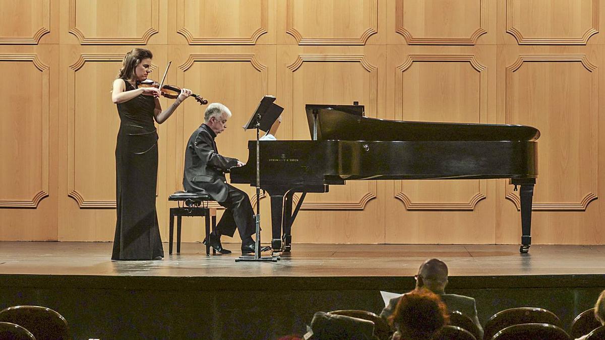 Lucía Veintimilla (violín) y Sergey Bezrodny (piano) ayer en el concierto de la Sociedad con la Filarmónica. | Irma Collin