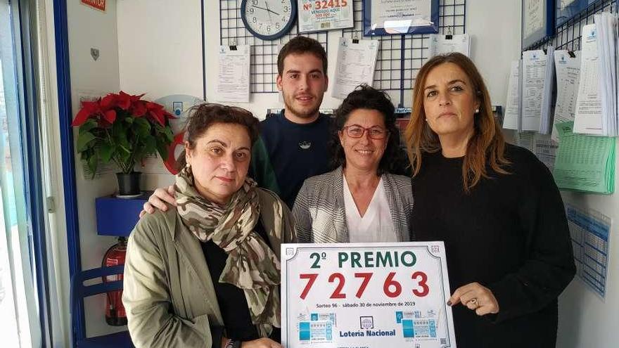 Las empleadas de La Blanca, Ana Fernández y Montse Cuadrado, flanquean a los próximos propietarios de la administación, Maite Canal y su hijo, Sergio Palacio.