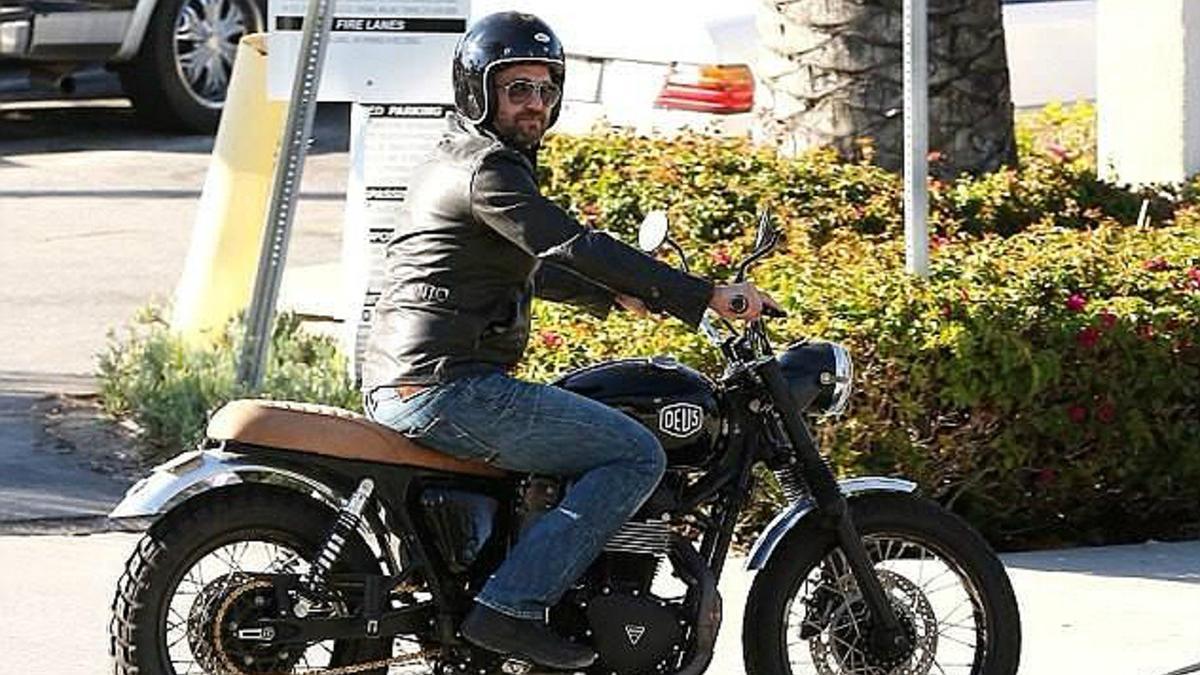 Gerard Butler, en moto