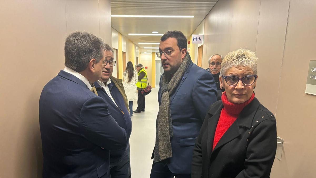 Adrián Barbón, junto a Concepción Saavedra, este miércoles en el nuevo centro de salud de Sotrondio.