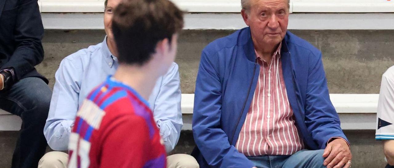 El rey Juan Carlos acude al partido de balonmano de su nieto Pablo Urdangarin.