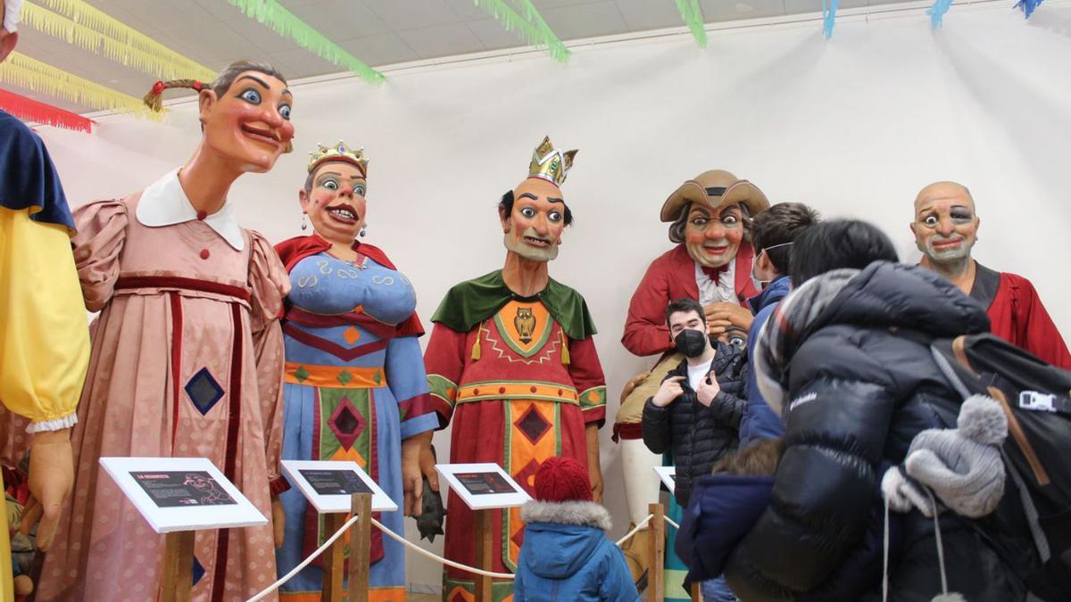 Una família observa els gegants del Carnaval durant la seva visita a Lo Cal Boig
