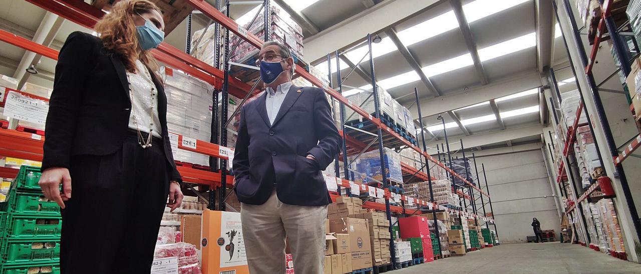 Echevarría y Bernardo Sopeña, en las instalaciones del Banco de Alimentos en Argame (Morcín). | C. M. B.