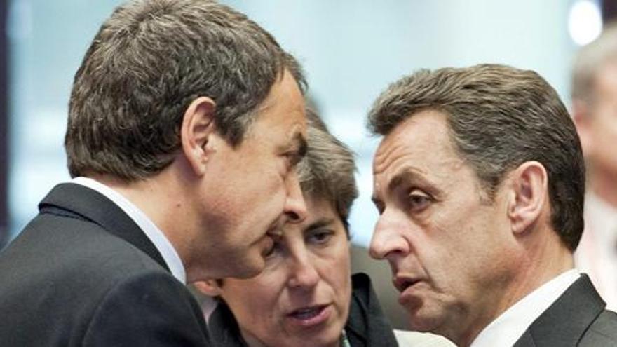 Zapatero conversa con Sarkozy durante el Consejo Europeo de Bruselas.