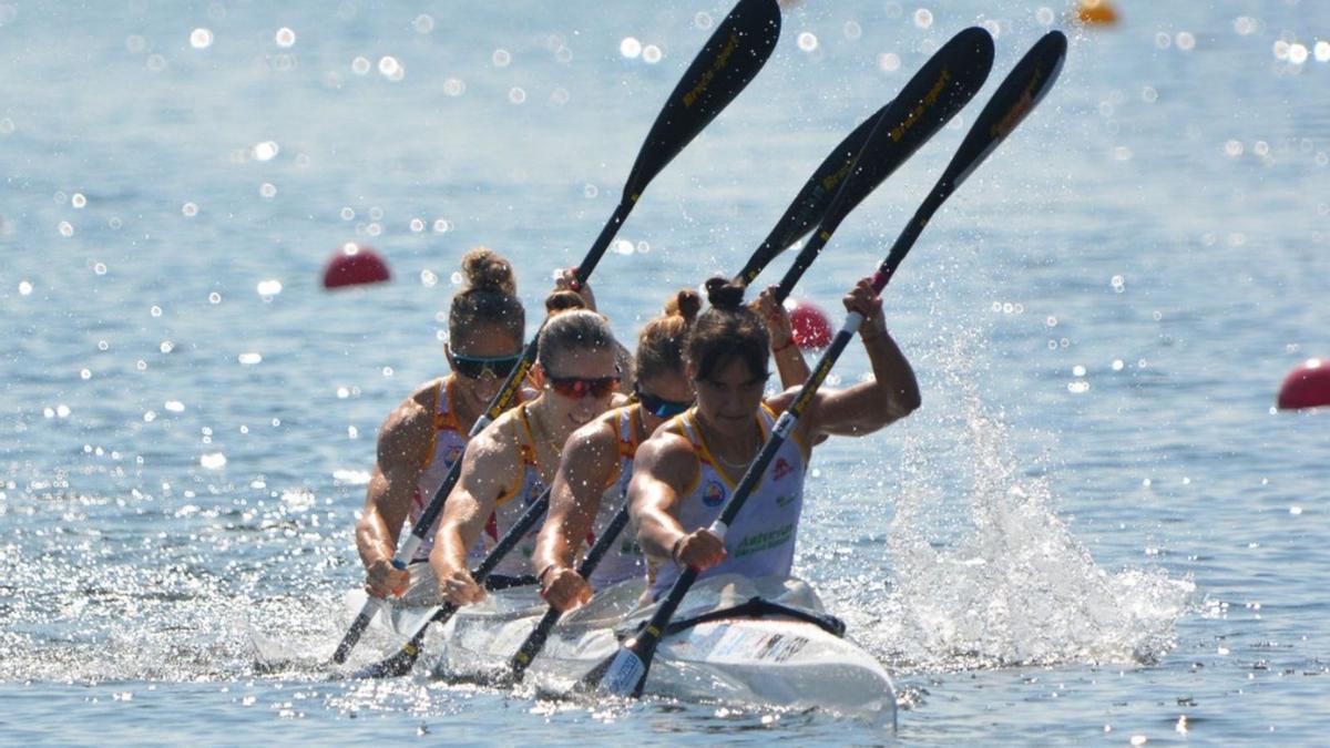 El K4 500 femenino, en pleno esfuerzo en la eliminatoria de ayer.